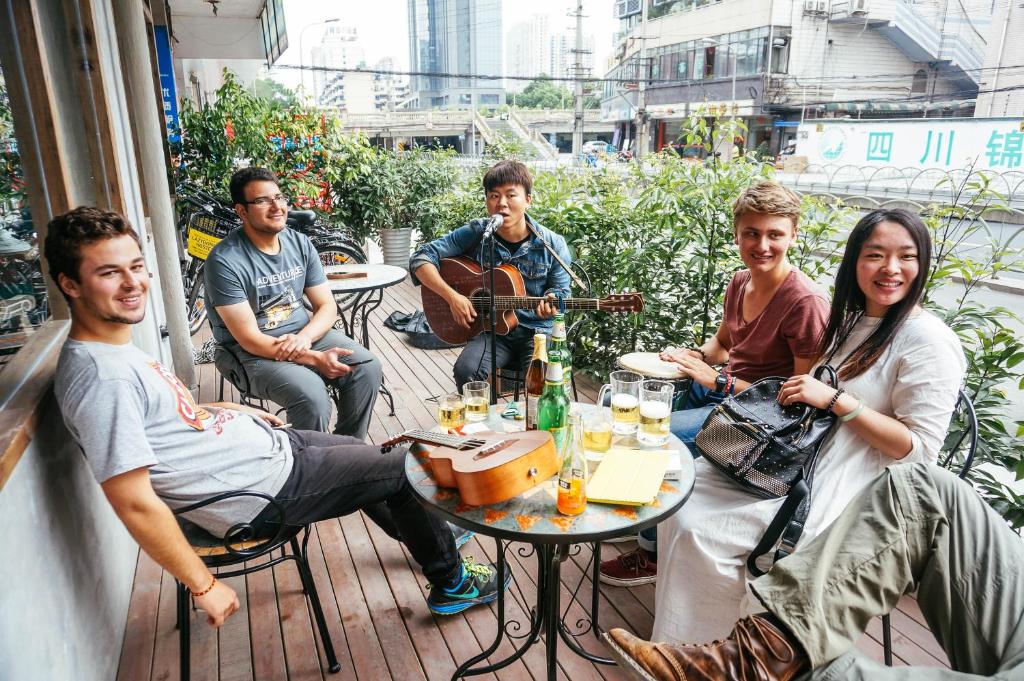 Hosté ubytování SONDERIA Lazybones Hostel- Wenshu Temple Side, Chill Hostel with All-Day Brunch, Travel Agency in English & Local Bar Vibes