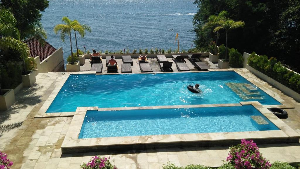 Piscina de la sau aproape de Ocean Resort Amed