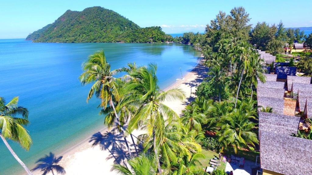 - une vue aérienne sur une plage bordée de palmiers et l'océan dans l'établissement Summer time villa, à Trat