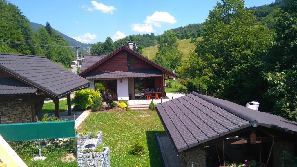 een luchtzicht op een huis in de bergen bij Apartmany Janosikove diery in Terchová