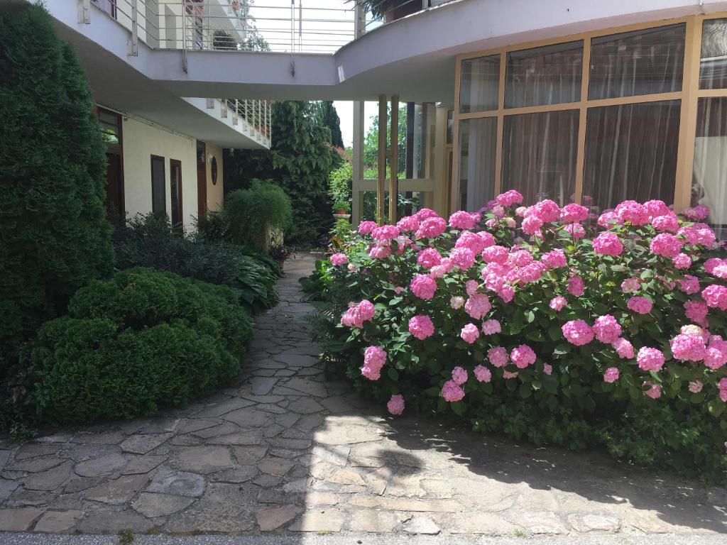 Vonkajšia záhrada v ubytovaní Feng Shui Wellness Apartmanház Hévíz