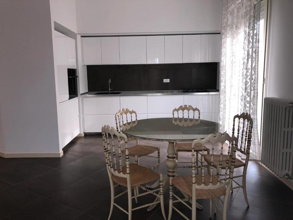 A kitchen or kitchenette at Casa Savoia