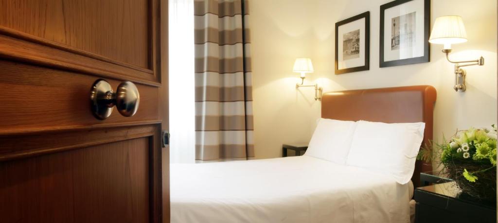 A bed or beds in a room at Hotel Albergo Santa Chiara
