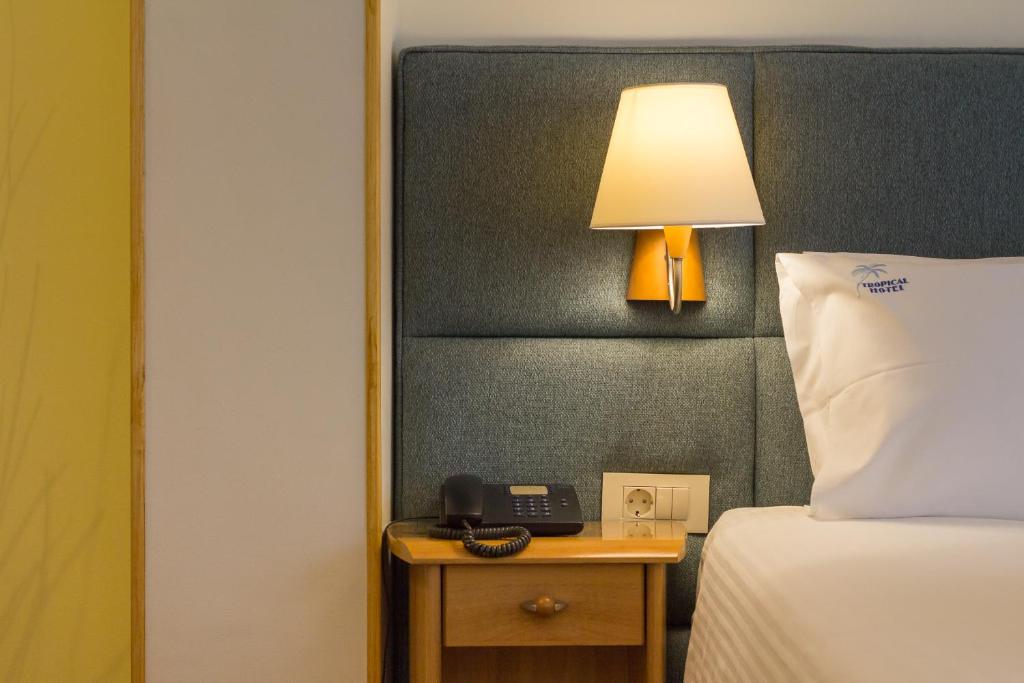 Postel nebo postele na pokoji v ubytování Tropical Hotel