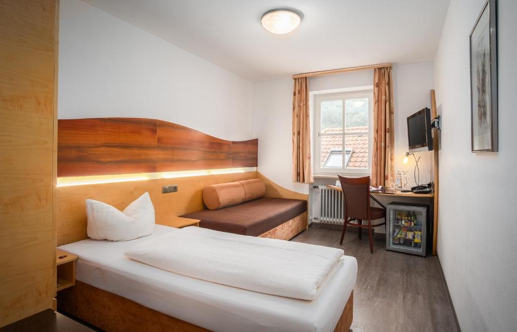 Postel nebo postele na pokoji v ubytování Hotel Passauer Wolf