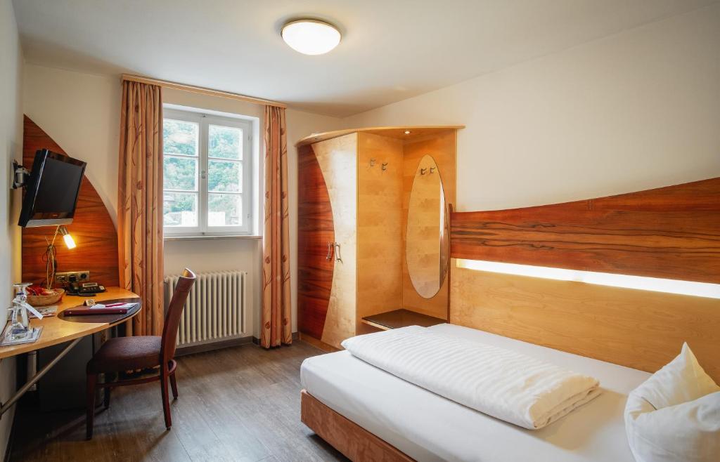 Postel nebo postele na pokoji v ubytování Hotel Passauer Wolf