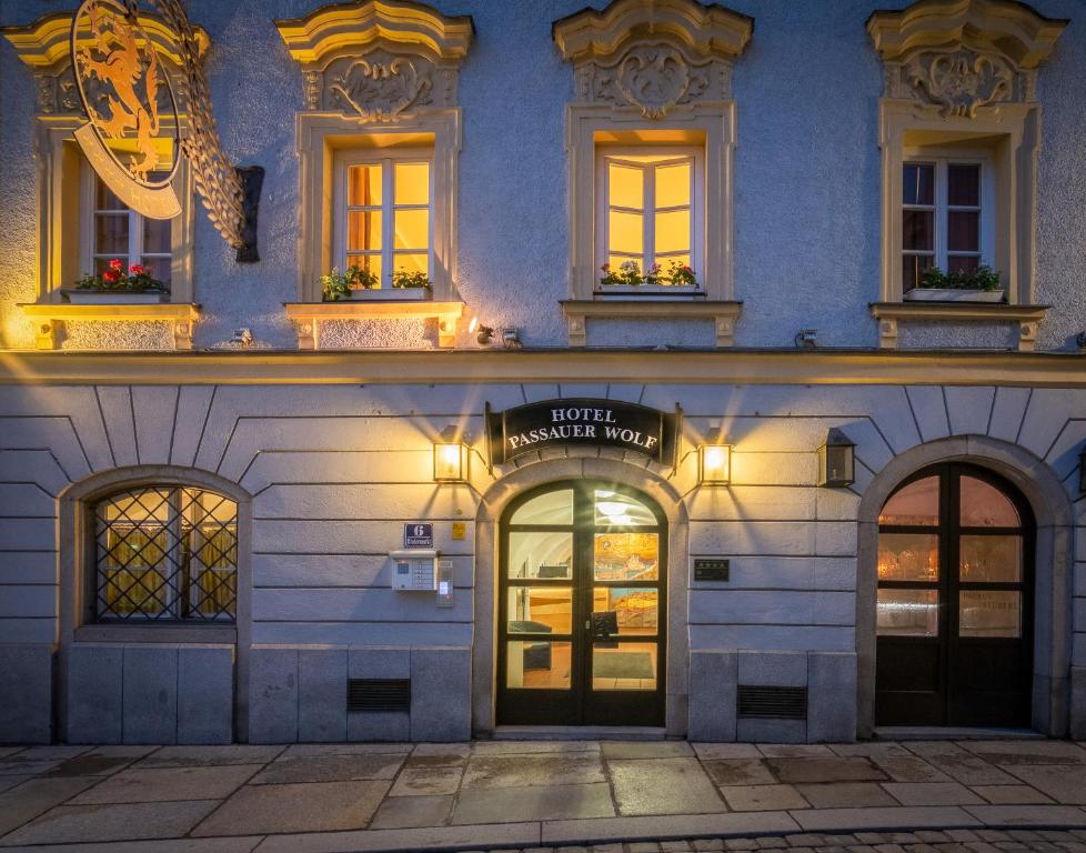 een gevel van een gebouw met deuren en ramen bij Hotel Passauer Wolf in Passau