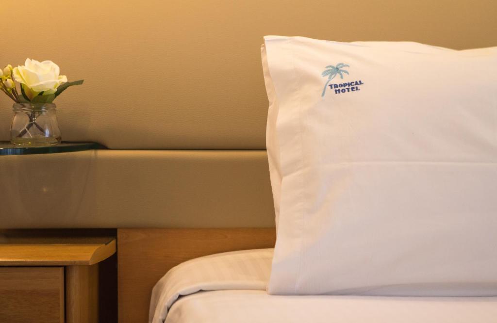 Postel nebo postele na pokoji v ubytování Tropical Hotel