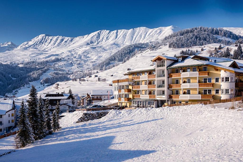 Nespecifikovaný výhled na hory nebo výhled na hory při pohledu z hotelu