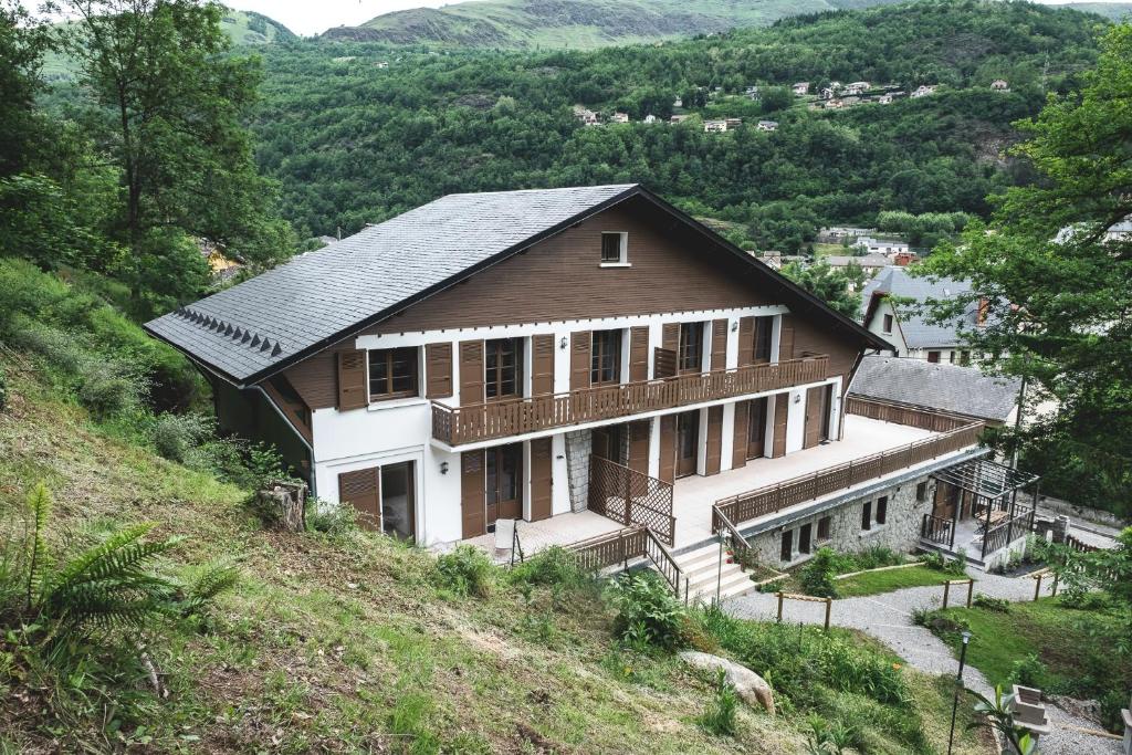 アクス・レ・テルムにあるAu chalet des quatre saisonsの丘の脇の家