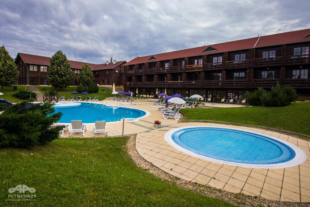 Bazén v ubytování Petneházy Aparthotel nebo v jeho okolí