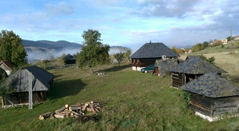 uma vista aérea de uma aldeia com cabanas e árvores em Etno Milikina ravan em Nova Varoš