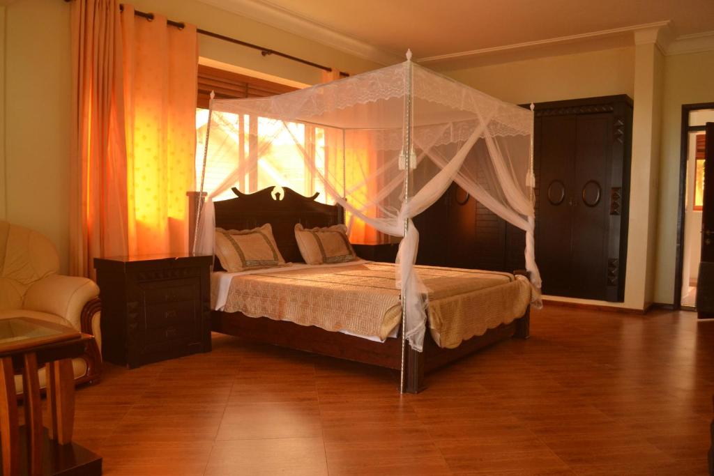 The Palms Beach Hotel and Restaurant Limited tesisinde bir odada yatak veya yataklar