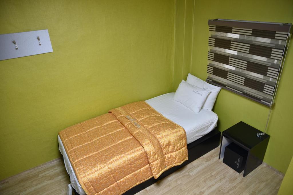 Postel nebo postele na pokoji v ubytování Business Hotel Busan Station