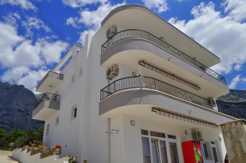 een wit gebouw met balkons aan de zijkant bij Apartment Ljubica Ljuban in Makarska