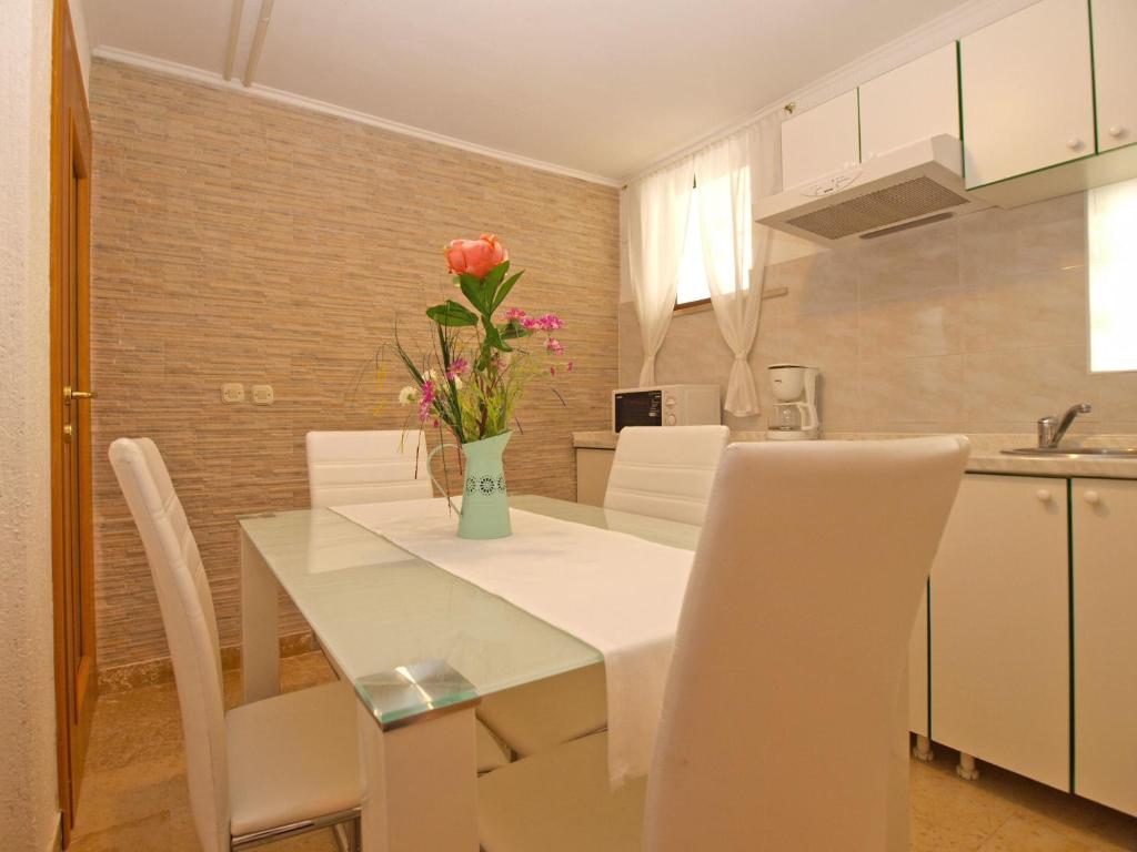 Kuchyňa alebo kuchynka v ubytovaní Apartments Peroj 959