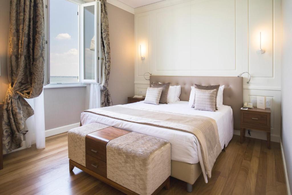 Een bed of bedden in een kamer bij Grand Hotel Terme Sirmione