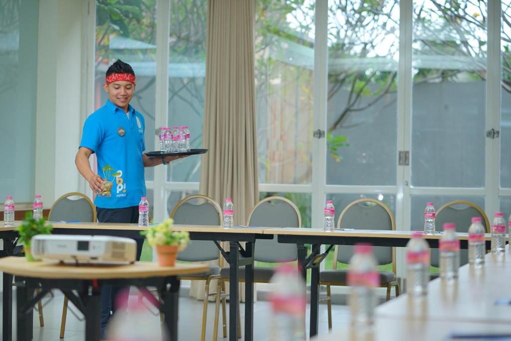 Členové personálu v ubytování POP! Hotel Sangaji Yogyakarta