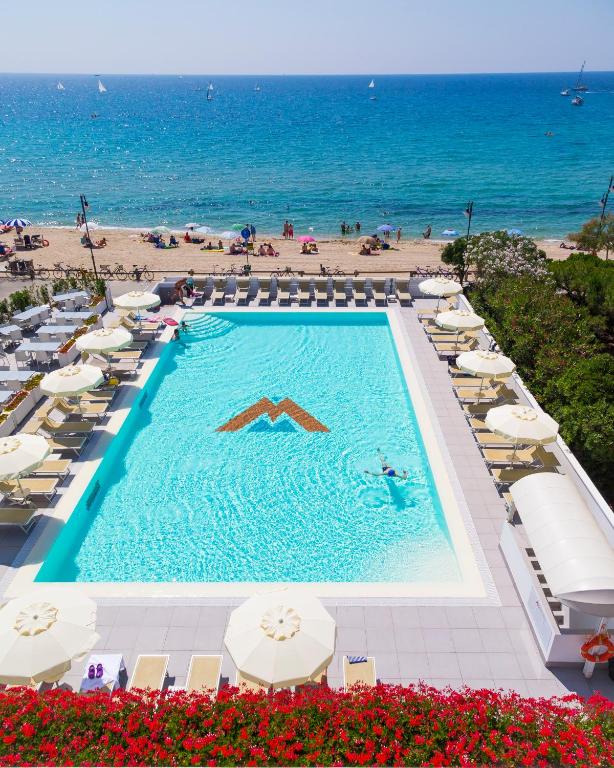Bazén v ubytování Hotel Montecristo nebo v jeho okolí