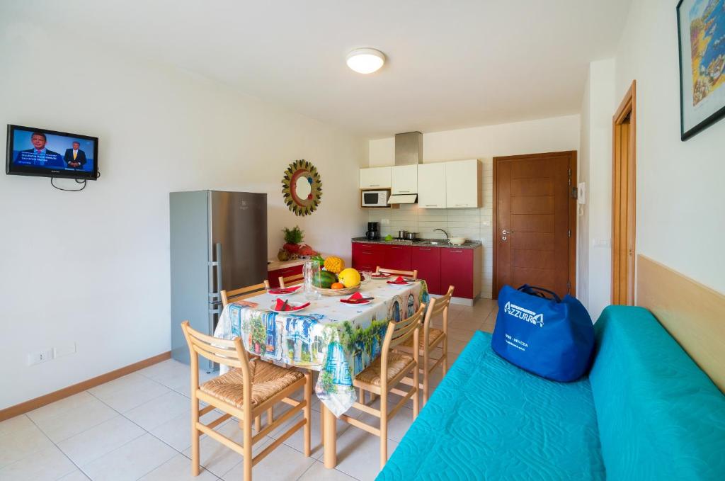 cocina y comedor con mesa y sillas en Casa la Celeste, en Bibione