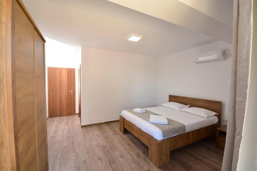 a bedroom with a bed in a room at Vila La Matache in Eforie Nord