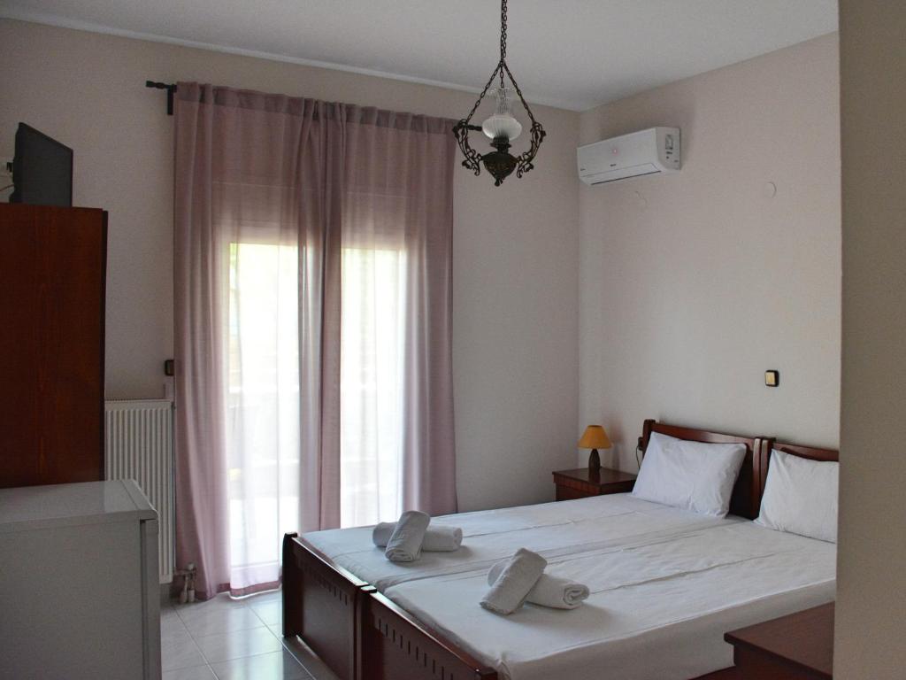 Postel nebo postele na pokoji v ubytování Mokos Rooms
