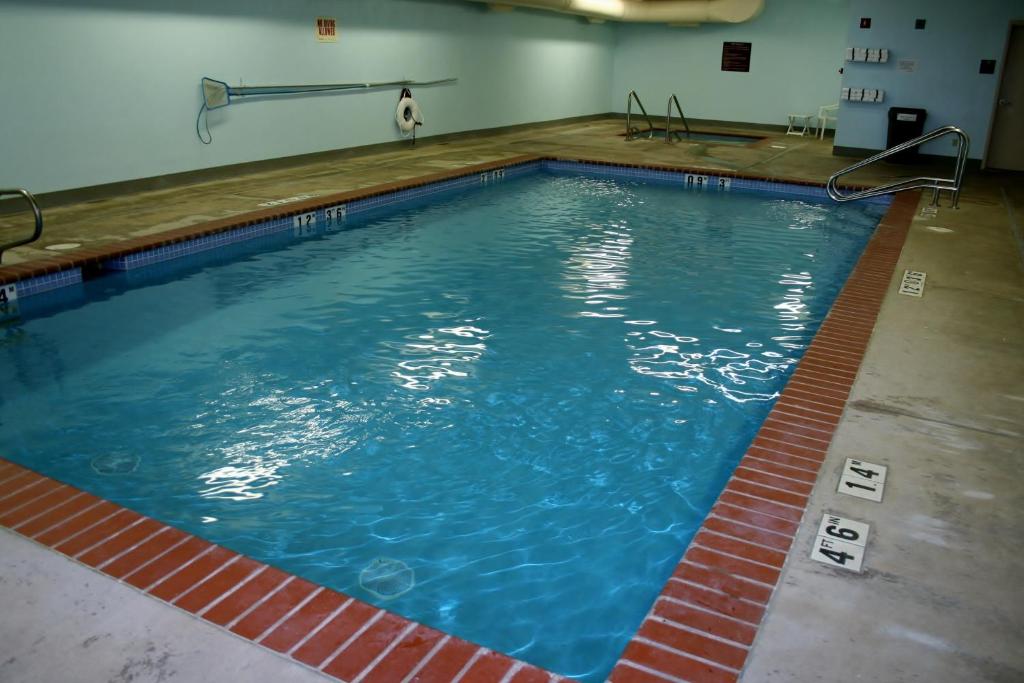 Bazén v ubytování Evergreen Inn & Suites nebo v jeho okolí