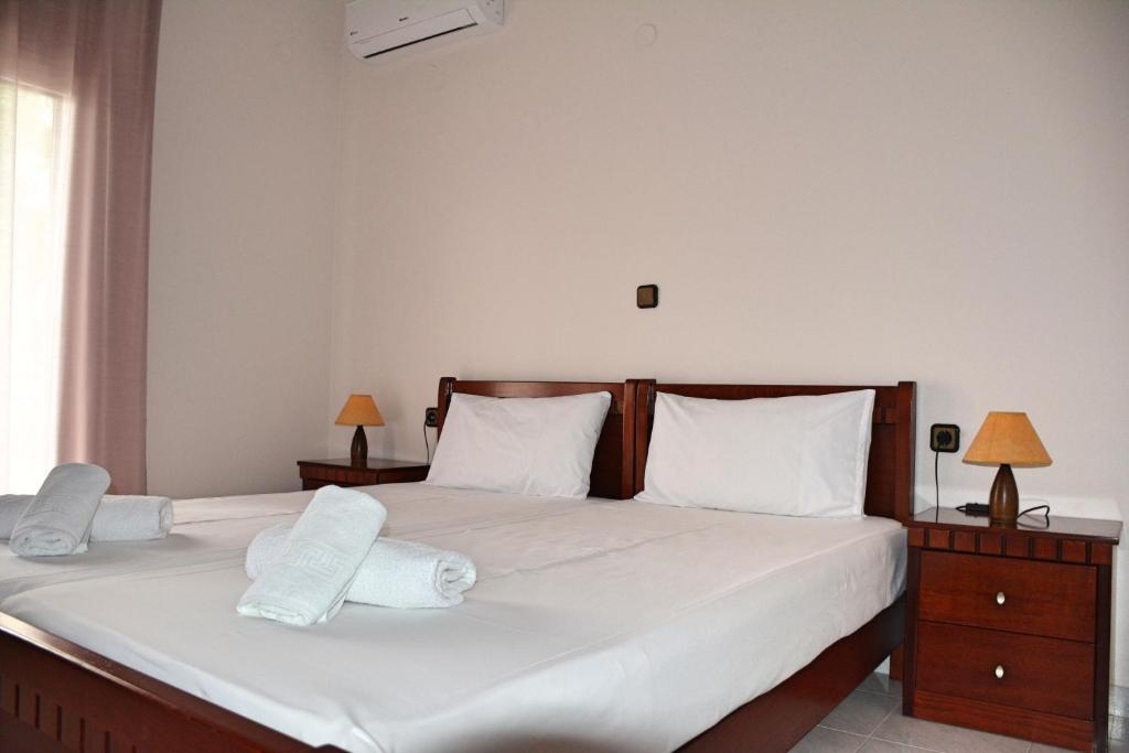 Postel nebo postele na pokoji v ubytování Mokos Rooms