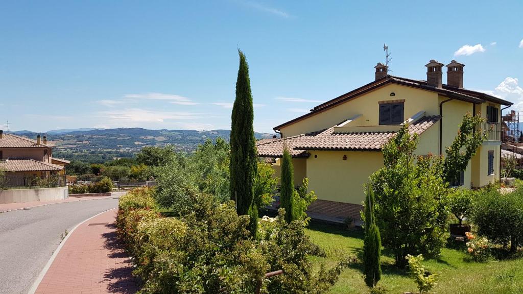 Fratta TodinaにあるLa casa di Marco e Lorellaの道路脇の家