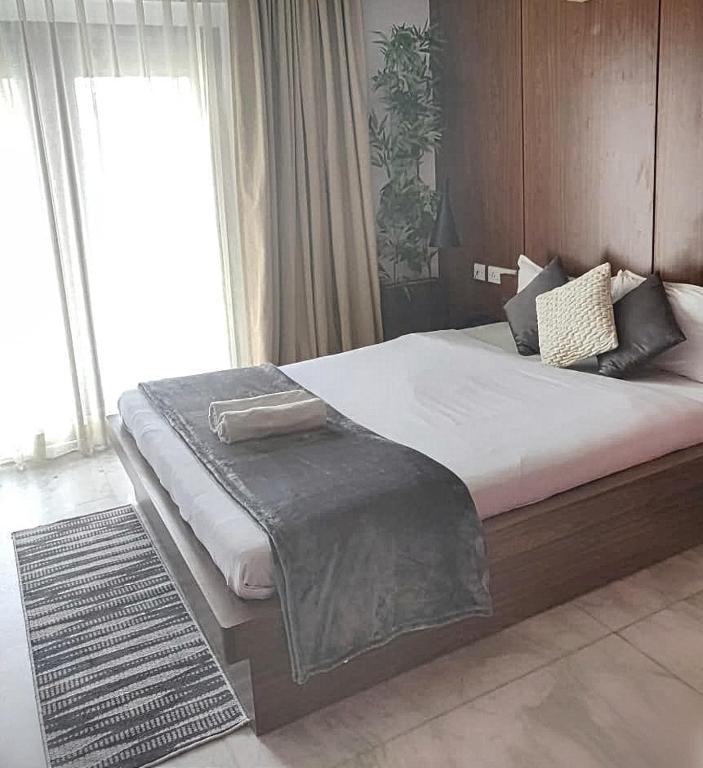 Postel nebo postele na pokoji v ubytování Tatvam Residency