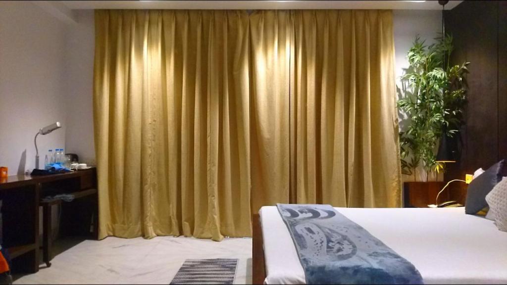 Postel nebo postele na pokoji v ubytování Tatvam Residency