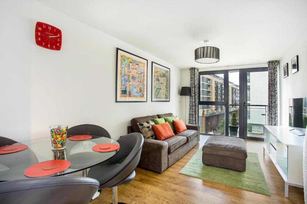 ロンドンにあるBeautiful, Secure, 2-bedroom Canal-side Apartmentのリビングルーム(テーブル、椅子、ソファ付)