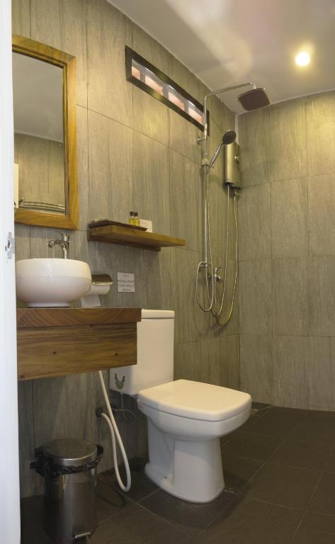 a bathroom with a toilet and a sink at Sara Resort in Koh Rong Sanloem
