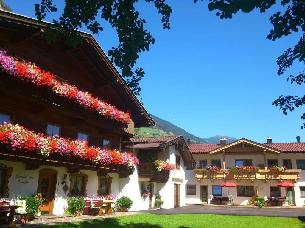 un edificio con dei fiori sul lato di Ferienhaus Gredler a Mayrhofen