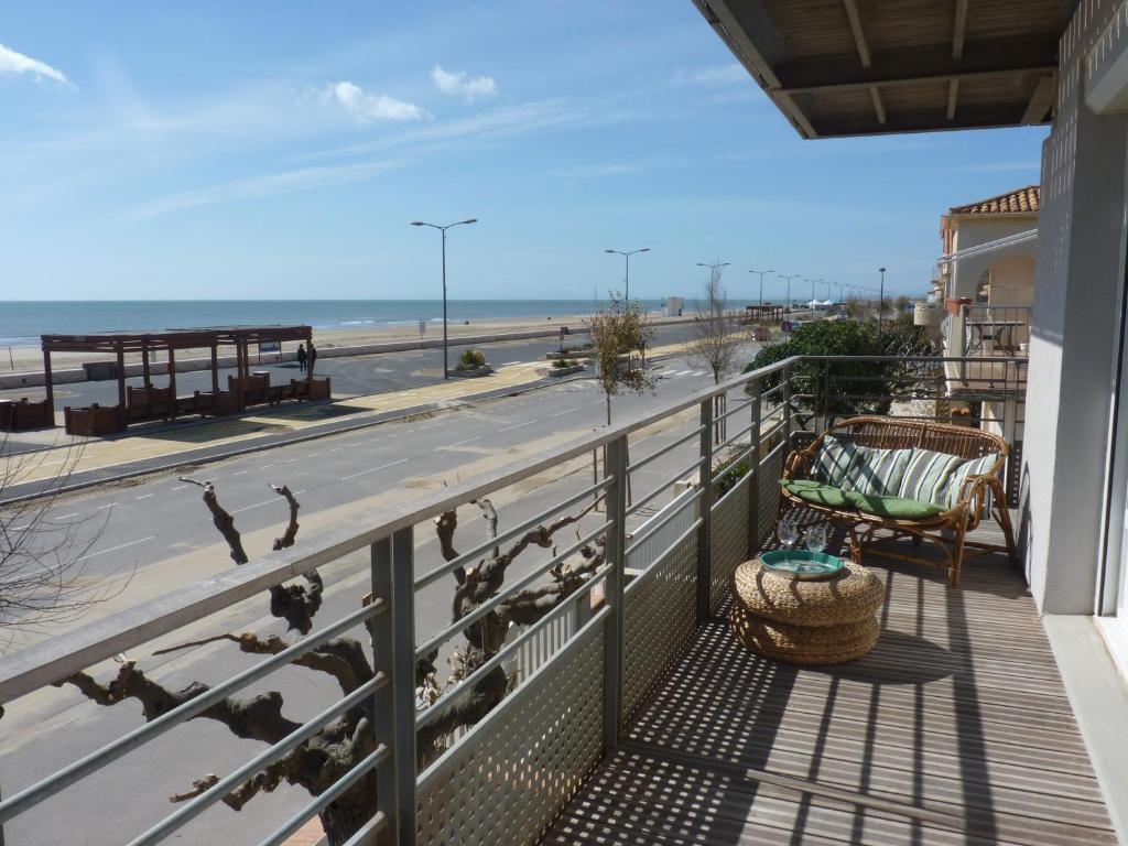 Elle comprend un balcon offrant une vue sur la plage. dans l'établissement Appartement T3, Front de Mer, 4 couchages, Narbonne Plage, à Narbonne-Plage