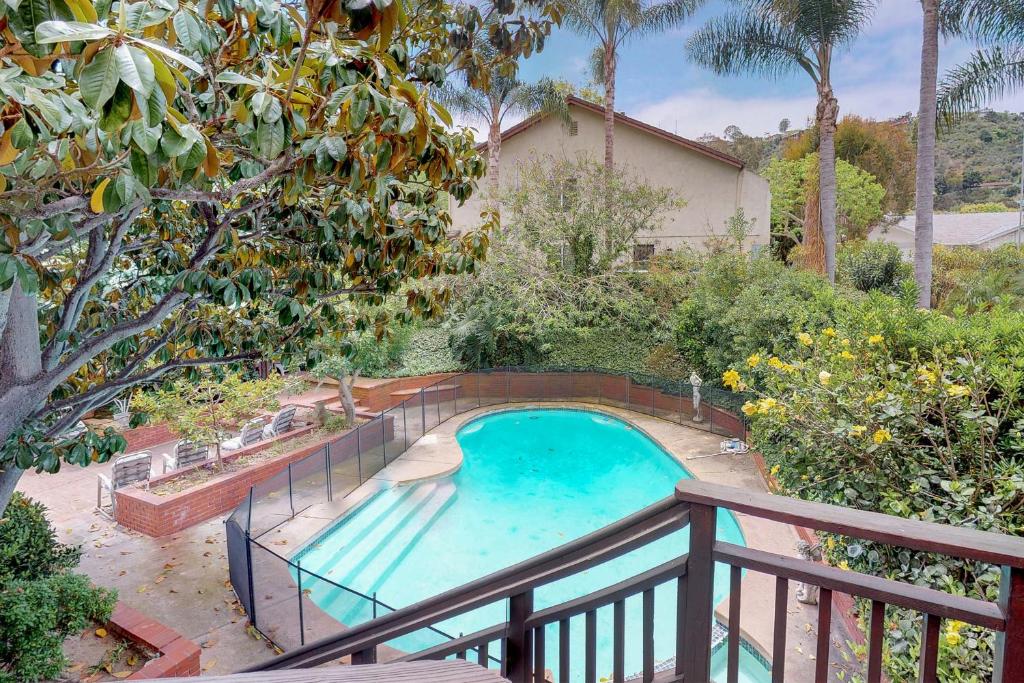 uma piscina numa varanda de uma casa em Sunny Dream em San Diego