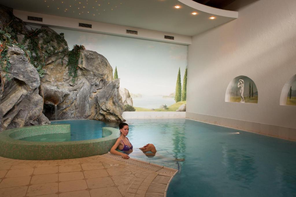 Bazén v ubytování Dolomites Wellness Hotel Savoy nebo v jeho okolí