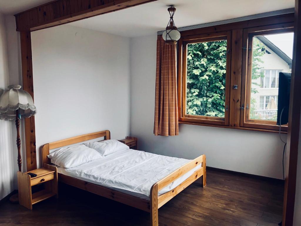1 dormitorio con cama y ventana en Blisko Morza, en Gdynia