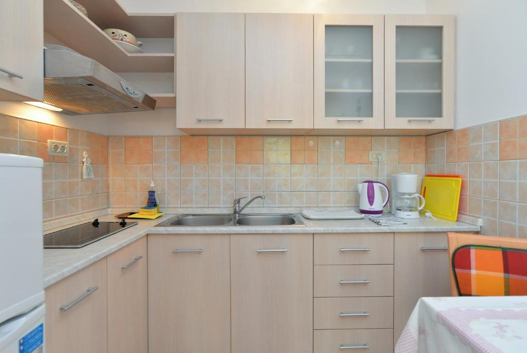 Kuchyň nebo kuchyňský kout v ubytování Apartment & Room Tanja 1552