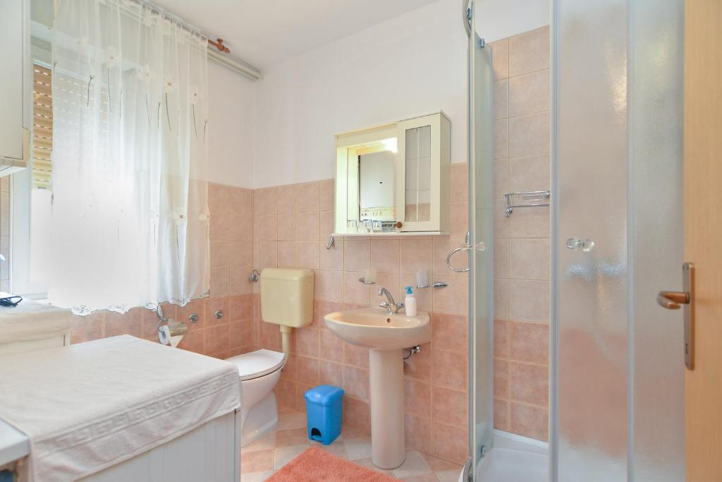 Koupelna v ubytování Apartment & Room Tanja 1552