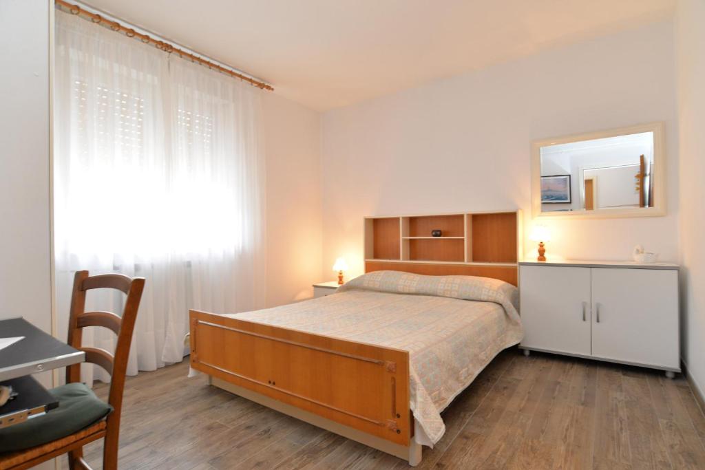 Postel nebo postele na pokoji v ubytování Apartment & Room Tanja 1552