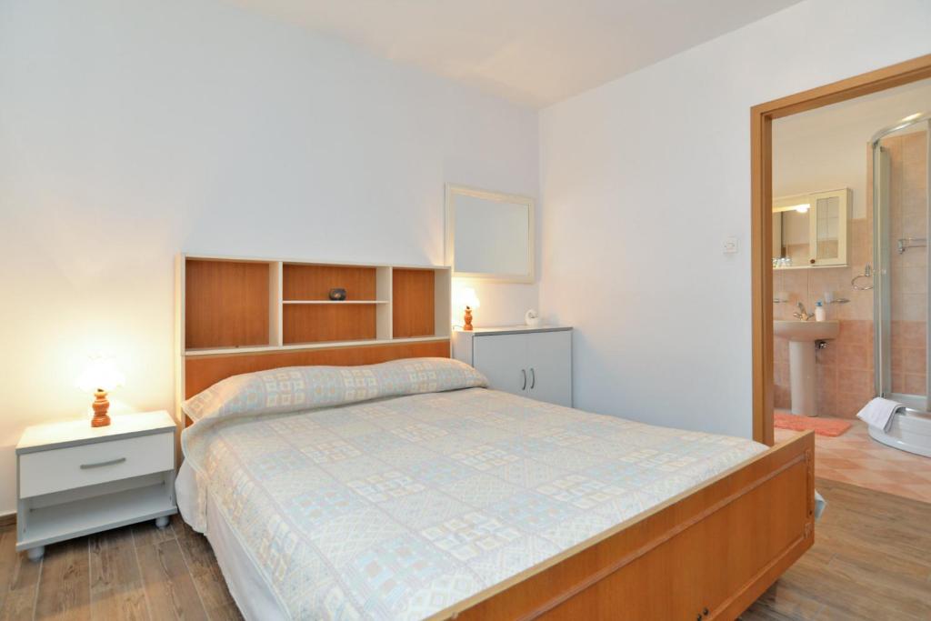 Postel nebo postele na pokoji v ubytování Apartment & Room Tanja 1552