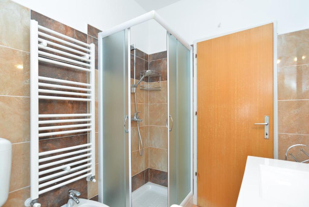 Koupelna v ubytování Apartment & Room Tanja 1552