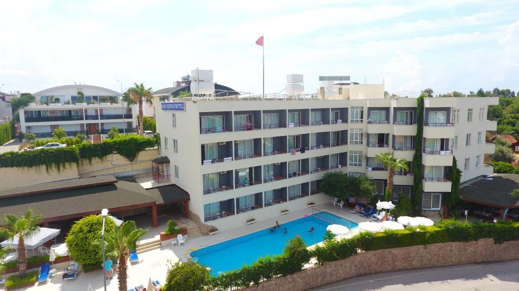  Elle offre une vue aérienne sur un hôtel doté d'une piscine. dans l'établissement Side Kervan Hotel, à Sidé