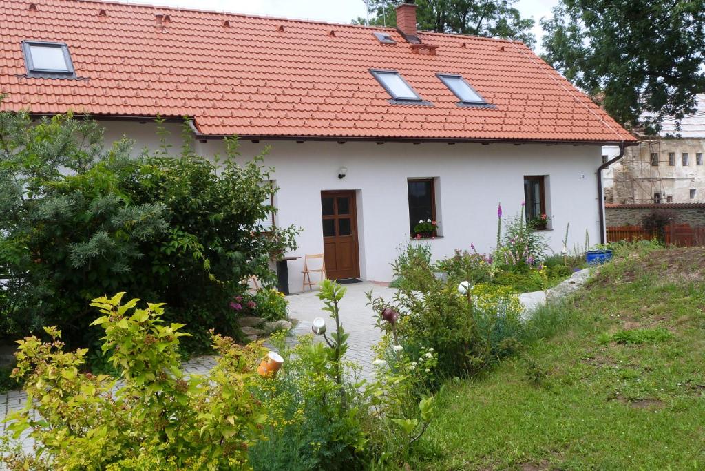 a small white house with an orange roof at Ubytování u Zámku in Sušice