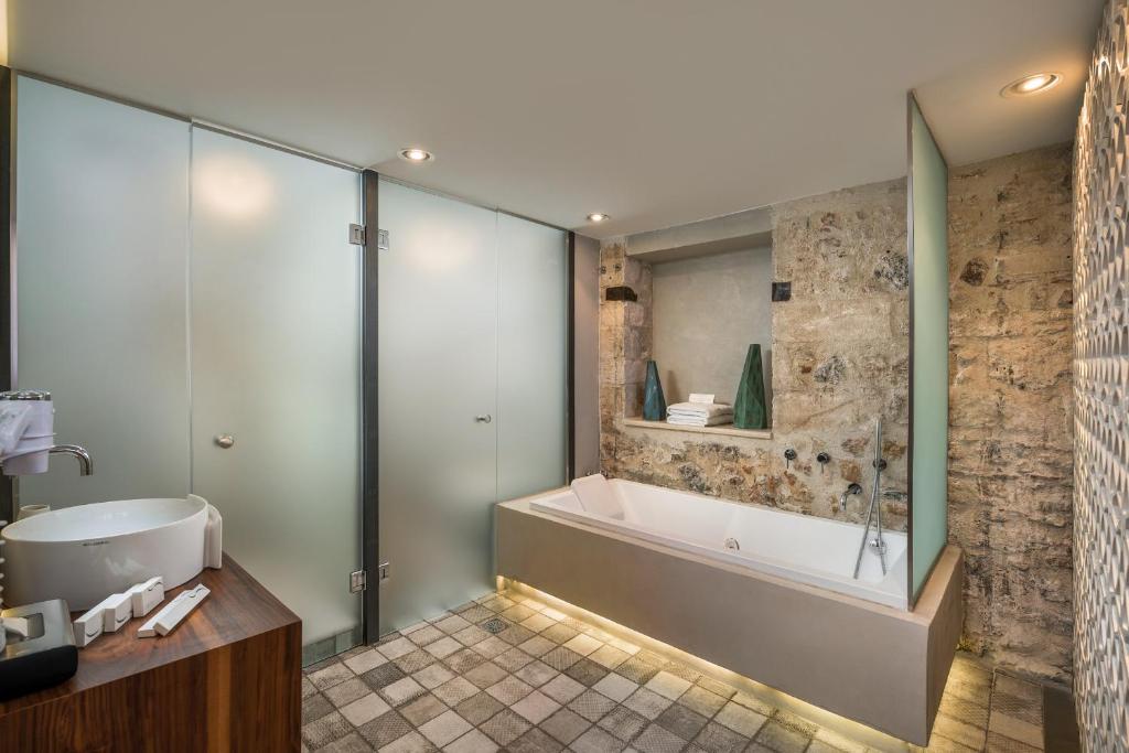 Kúpeľňa v ubytovaní Ambassadors Residence Boutique Hotel
