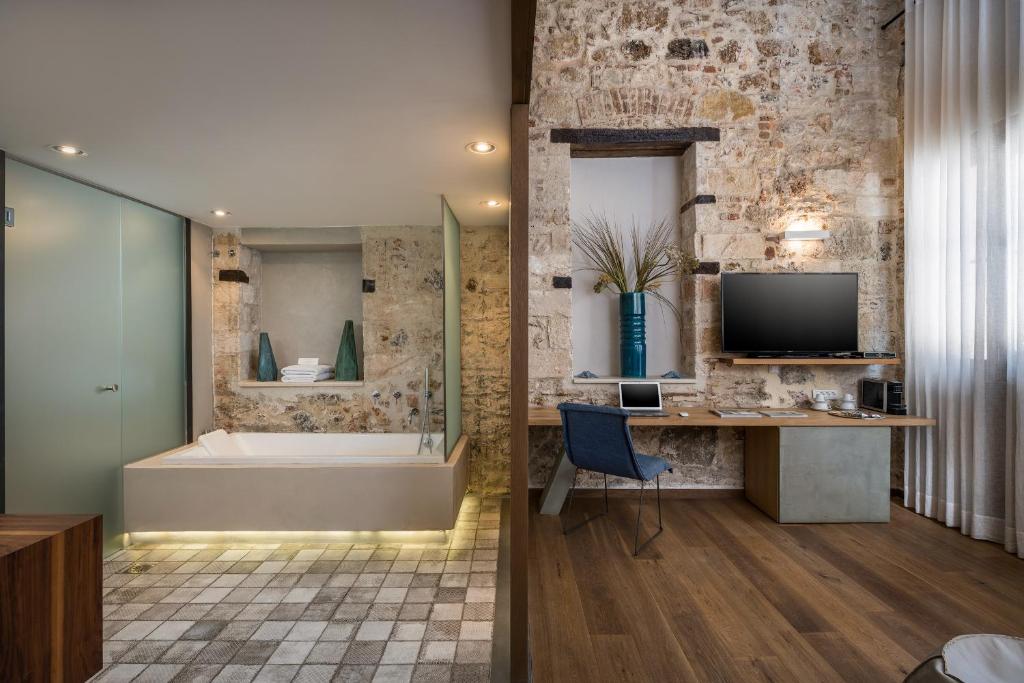 Televízia a/alebo spoločenská miestnosť v ubytovaní Ambassadors Residence Boutique Hotel