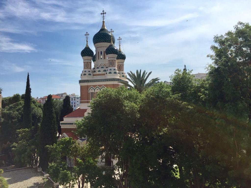 une église avec deux dômes au-dessus d'un bâtiment dans l'établissement Studio cosy Nice, à Nice