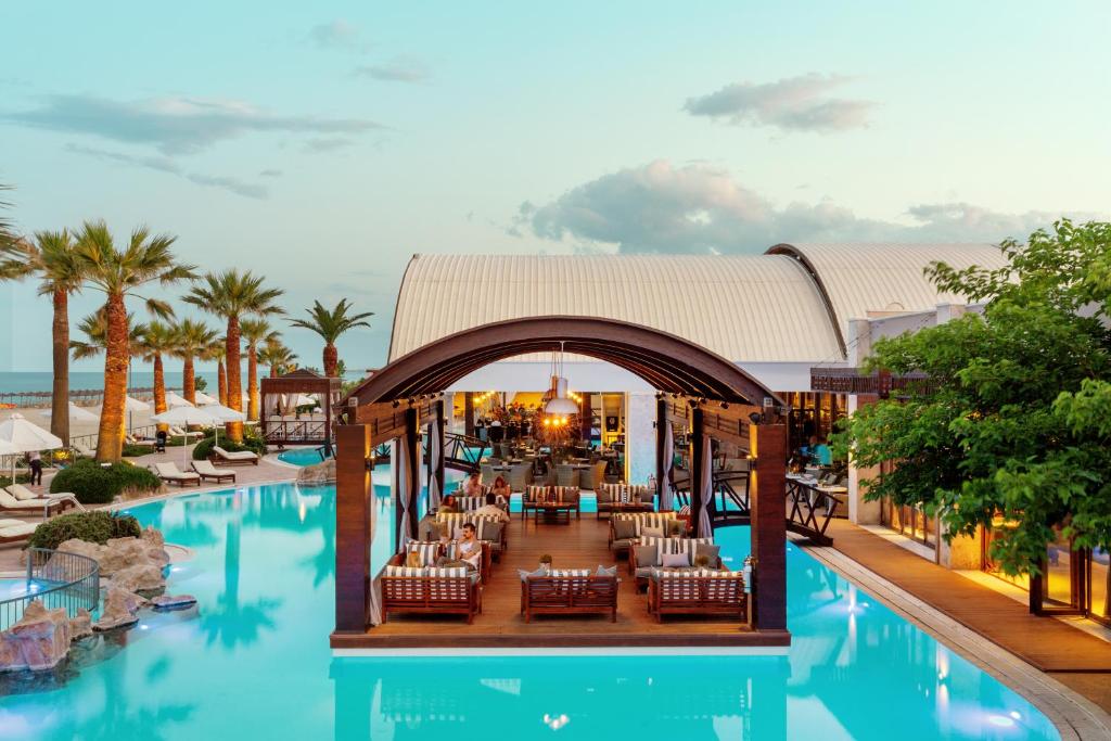 Bazén v ubytování Mediterranean Village Hotel & Spa nebo v jeho okolí