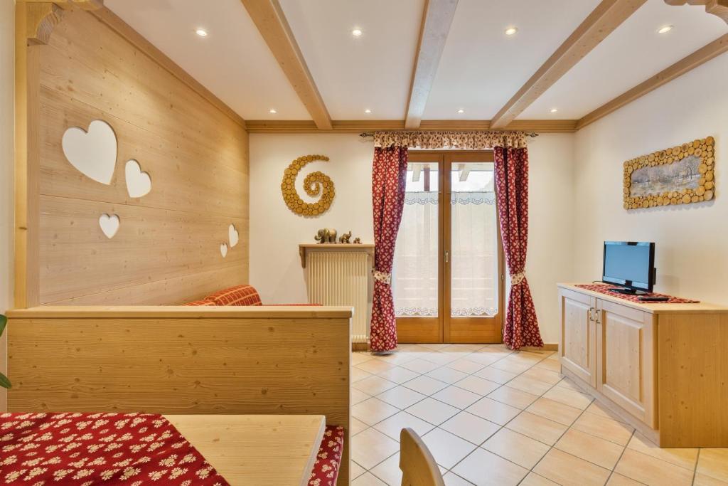 TV a/nebo společenská místnost v ubytování Residence Ronchi